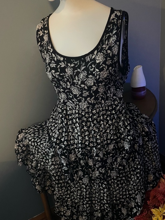 Starina Dresses & Skirts - Black & White Floral Tiered Midi Dress - Sleeveless Scoop Neck